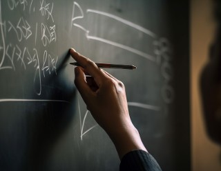 Lehrer hält Stift in der Hand und zeigt auf eine von künstlicher Intelligenz generierte mathematische Formel.
