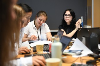 Projektgruppe »Herumzappelnde kleine Teilchen – Vom »Random Walk« zur Diffusion« bei der Arbeit.