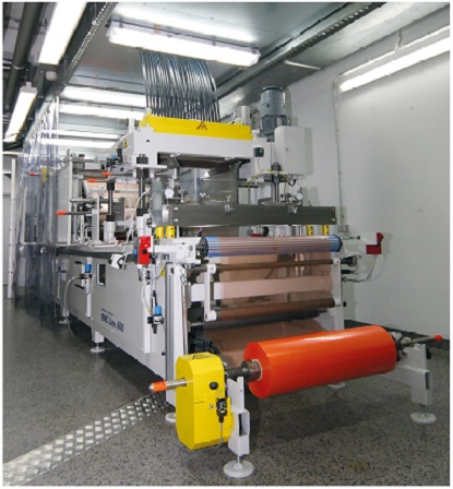 Produktionsanlage für sogenanntes Sheet Molding Compound (oder SMC-Material), eine Art faserverstärkter Kunststoff, der für Hochleistungsanwendungen wie Rennwagen verwendet wird. Für die optimale Gestaltung solcher Hochleistungsteile führt das Team des F&E-Labs »Digitale Zwillinge« Simulationen zu Material- und Strukturanalyse und auch des Herstellungsprozesses durch..