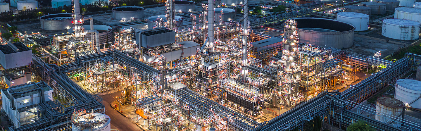 Industrieanlage von oben bei Nacht, Symbolbild Verfahrenstechnik in der Chemie
