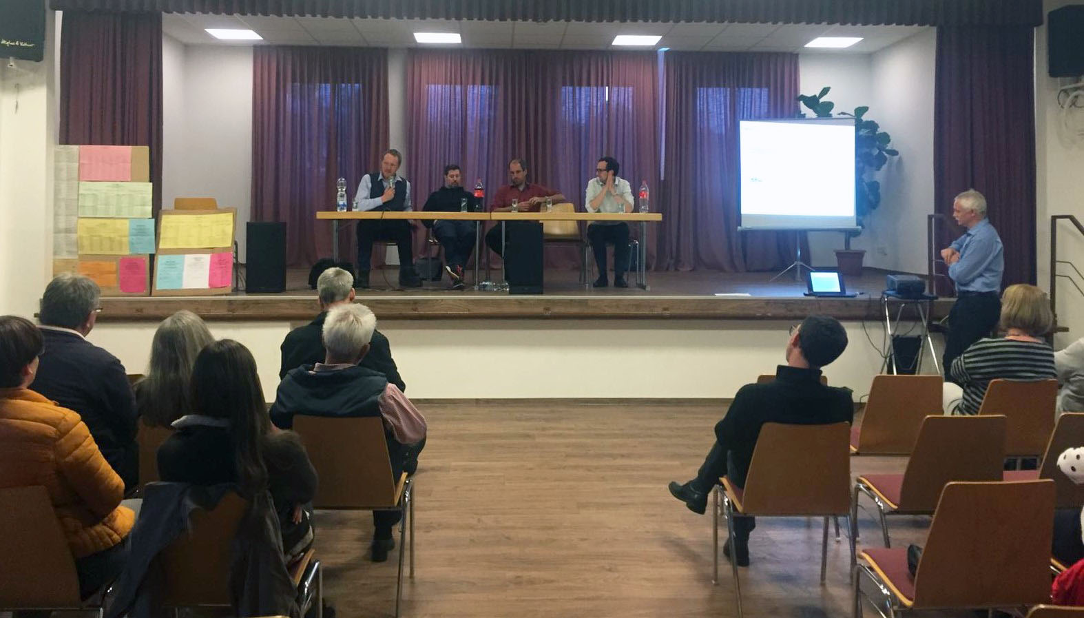 Neben Jan Mohring sind noch zwei weitere unserer Kollegen bei der Podiumsdiskussion vor Ort, Mathias Dalheimer und Jochen Zausch.