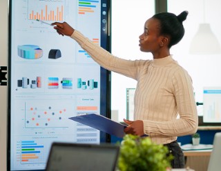 Frau hält eine Präsentation